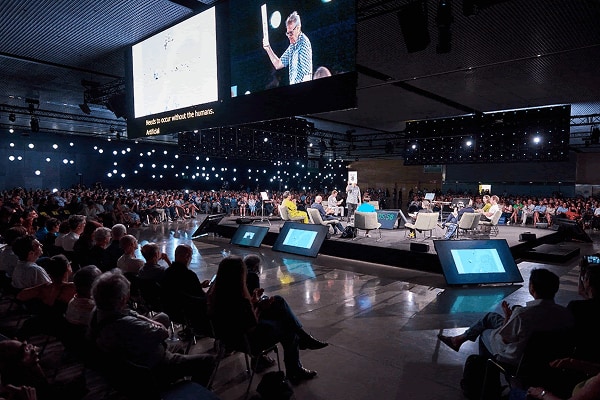 Crowded main auditorium during a presentation at the UIA 2026 congress in Barcelona.